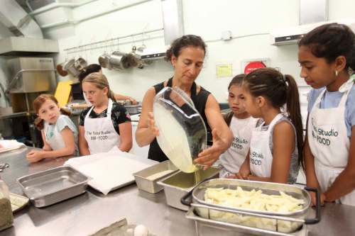 RUTH BONNEVILLE / WINNIPEG FREE PRESS
The Food Studio owner and chef Maria Abiusi teaches children at a kids' cooking camp.