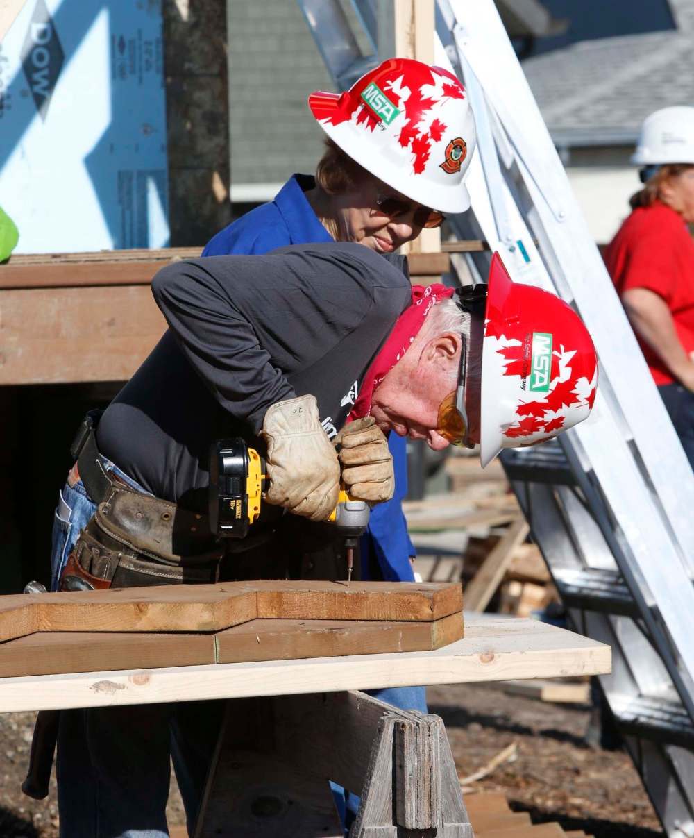 WAYNE GLOWACKI / WINNIPEG FREE PRESS
Former U.S. president Jimmy Carter and Rosalynn Carter work with volunteers taking part in construction on Lyle Street Thursday morning as part of the Habitat for Humanity’s 34th Jimmy and Rosalynn Carter Work Project.