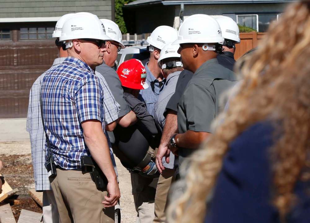 WAYNE GLOWACKI / WINNIPEG FREE PRESS
Former U.S. president Jimmy Carter is assisted by Secret Service after he appeared to feel faint while working on a Habitat for Humanity house in Winnipeg