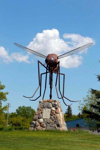 BORIS MINKEVICH / WINNIPEG FREE PRESS files
Manitoba&rsquo;s notorious skeeter population is nowhere to be found, except at Komarno&rsquo;s statue.
