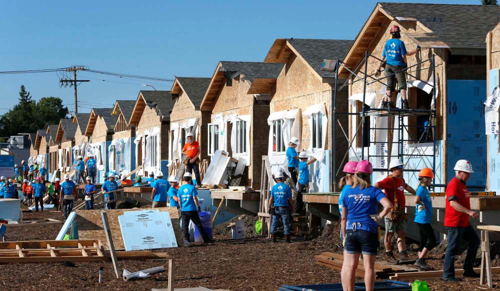WAYNE GLOWACKI / WINNIPEG FREE PRESS
House construction on Lyle St. in Winnipeg for the Habitat for Humanity’s 34th Jimmy & Rosalynn Carter Work Project continued on without the star builders.