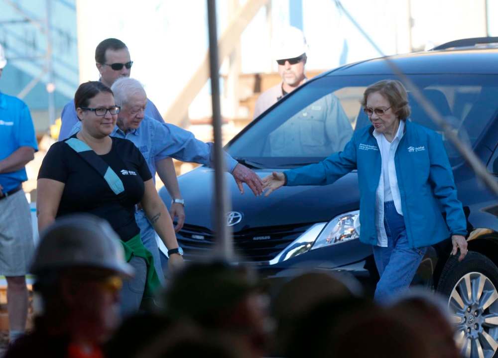 WAYNE GLOWACKI / WINNIPEG FREE PRESS
Former U.S. president Jimmy Carter and Rosalynn are greeted by volunteers on Lyle Street Friday morning part of the Habitat for Humanity’s 34th Jimmy and Rosalynn Carter Work Project.