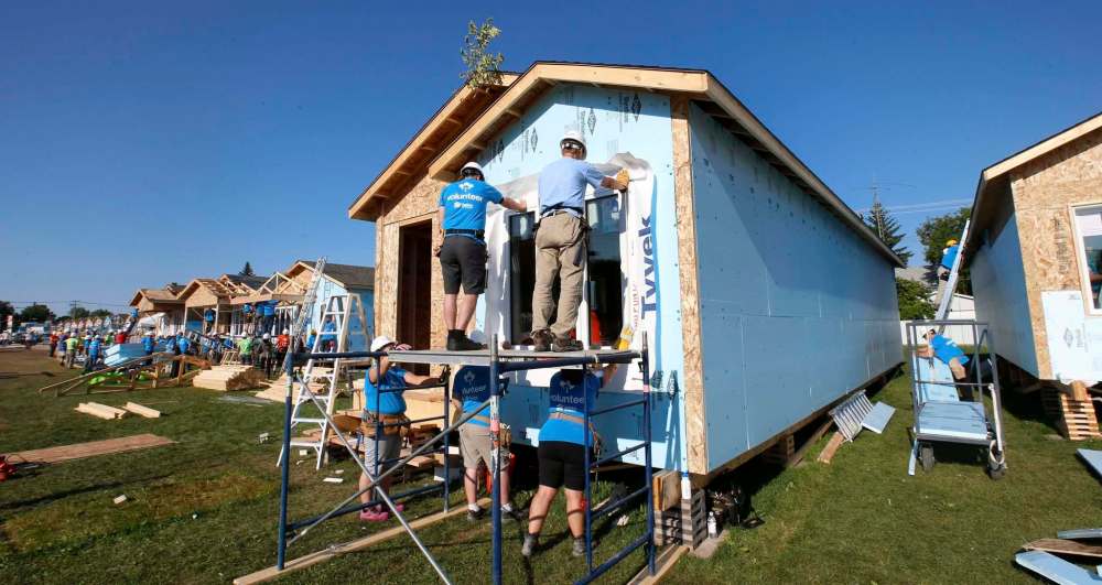 WAYNE GLOWACKI / WINNIPEG FREE PRESS
Volunteers were back at it Friday morning finishing up homes on Lyle St. for the Habitat for Humanity’s 34th Jimmy & Rosalynn Carter Work Project.