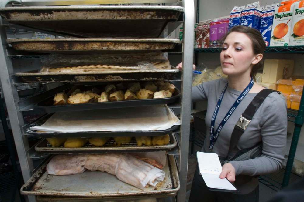 Chris Mikula / The Ottawa Citizen Files
Manitoba has 49 health inspectors to inspect 6,264 restaurants, including 3,256 in Winnipeg, along with swimming pools and hot tubs in hotels and other public places, and personal-services outlets including tattoo studios and hair salons.