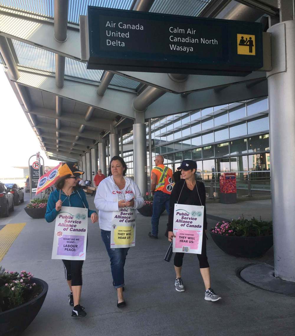 BORIS MINKEVICH / WINNIPEG FREE PRESS
Workers picket at the Richardson International Airport on Monday morning.