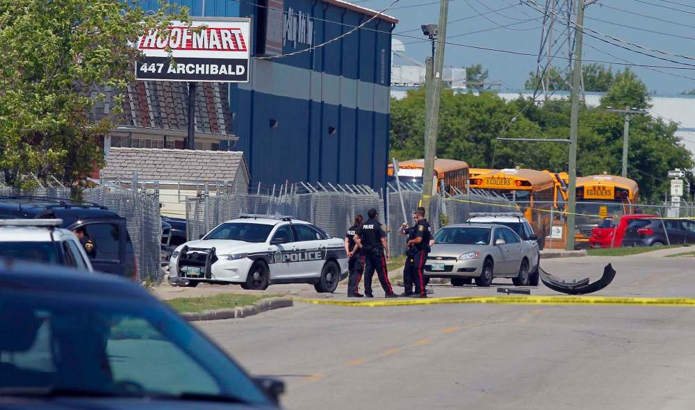 BORIS MINKEVICH / WINNIPEG FREE PRESS
Police are on the scene after an officer-involved shooting at Archibald Street between Messier and Kavanagh streets.