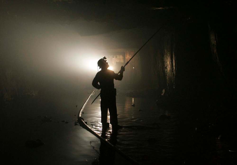 KEN GIGLIOTTI / WINNIPEG FREE PRESS FILES
Dave Friess checks roof for loose rock at a mine run by San Gold Corp. in Bissett, a mining community 227 km north east of Winnipeg.