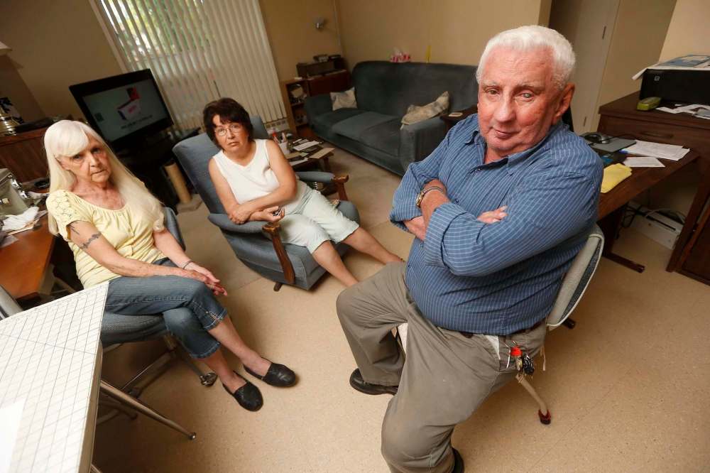 JOHN WOODS / WINNIPEG FREE PRESS
Bev Forbes (from left) and Irene Soko have banded together and recruited friend Chuckie Brunette to fight a Manitoba Housing order that they be moved from their homes.