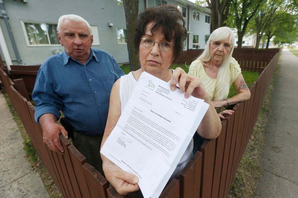 JOHN WOODS / WINNIPEG FREE PRESS
From left, Chucky Brunette, Irene Soko and Bev Forbes. Brunette is helping his friends, Soko and Forbes, who are being evicted from their current homes to apartment blocks they consider to be in dangerous areas of the city.