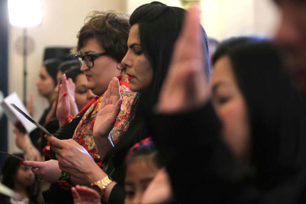 RUTH BONNEVILLE / WINNIPEG FREE PRESS FILES
Landed immigrants recite an oath to become Canadian citizens at Citizenship Ceremony at the Legislative Building in February. The number of Manitobans speaking immigrant languages (not English, French or Indigenous ones) is up by 18 per cent.