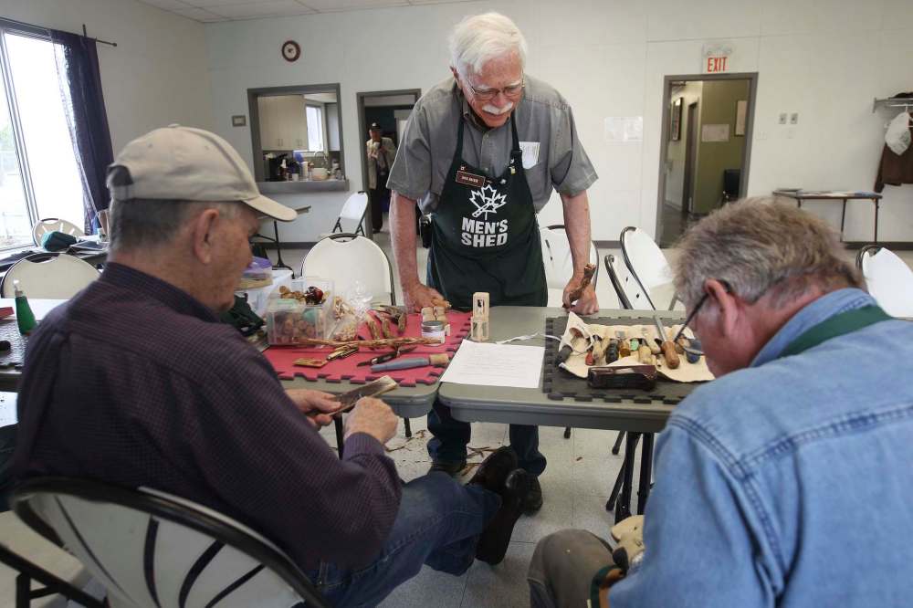 JOE BRYKSA / WINNIPEG FREE PRESS FILES
Doug Mackie (centre) co-founded the Manitoba Men’s Shed held at the Woodhaven Community Club.