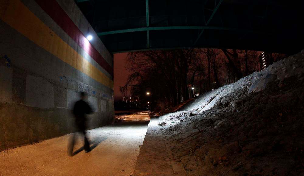 MIKE DEAL / WINNIPEG FREE PRESS FILES
A pedestrian on an early evening walk on the River Walk that follows the Assiniboine River just east of the Donald Street Bridge where a sixteen-year-old girl was attacked by two men.