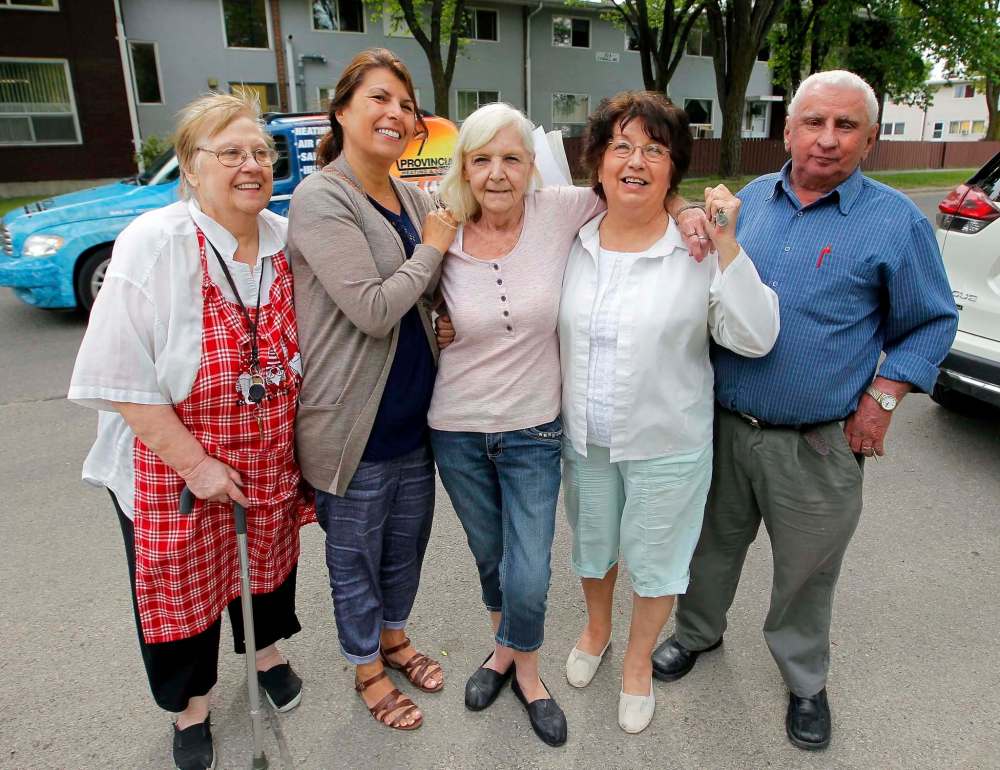 BORIS MINKEVICH / WINNIPEG FREE PRESS
From left, Doreen Thomas, Barb Desjarlais, Bev Forbes, Irene Soko and Chuckie Brunette celebrate Manitoba Housing's change of heart.