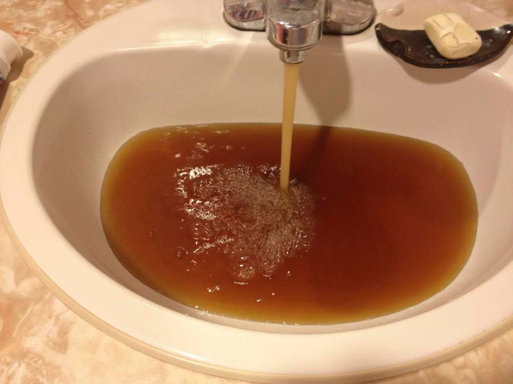 WINNIPEG FREE PRESS FILES
Brown water fills a bathroom sink in a Winnipeg home in the St. John's neighbourhood in the North End on Sept. 1, 2013.