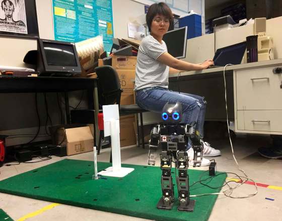 BEN WALDMAN / WINNIPEG FREE PRESSQiuting Gong and Jennifer, a humanoid robot capable of shooting basketballs, doing archery and much more.