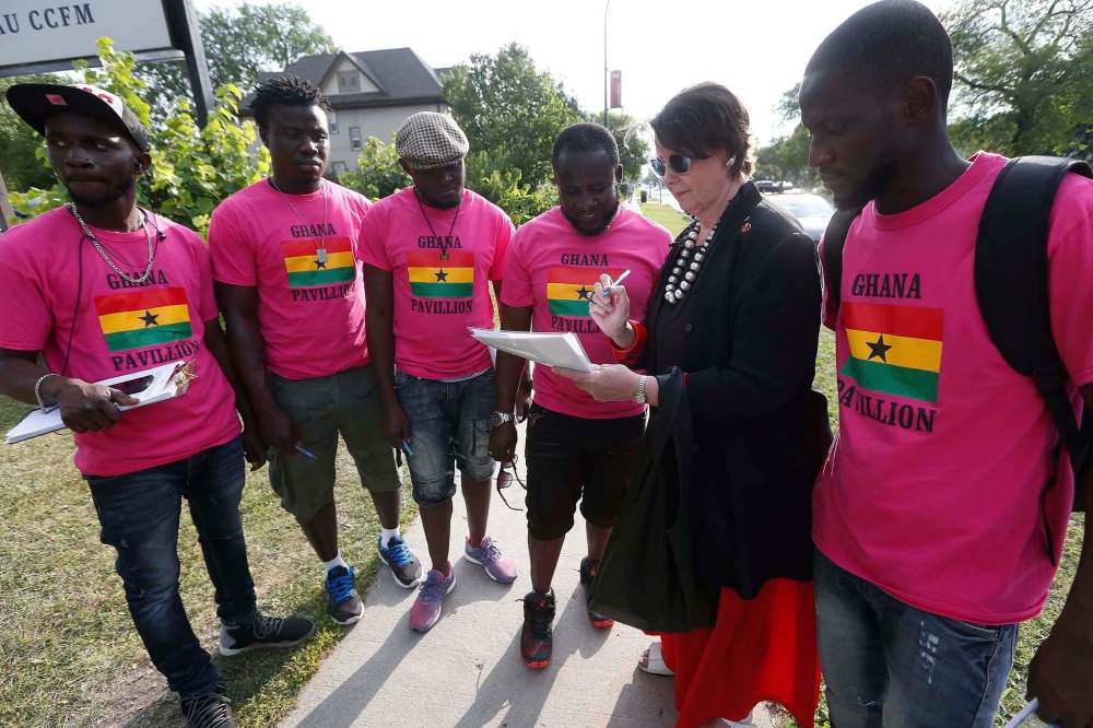 JOHN WOODS / WINNIPEG FREE PRESS
McPhedran signs a petition calling on the Ghanaian government to change its anti-LGBTTQ* policies.