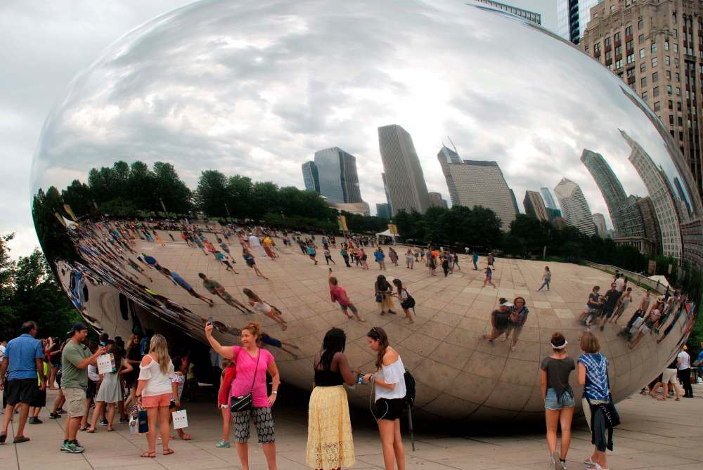Ron Pradinuk / Winnipeg Free Press
Many who visit the third-largest city in the United States, Chicago, visit Millennium Park to get their photo taken beside ‘the bean’.