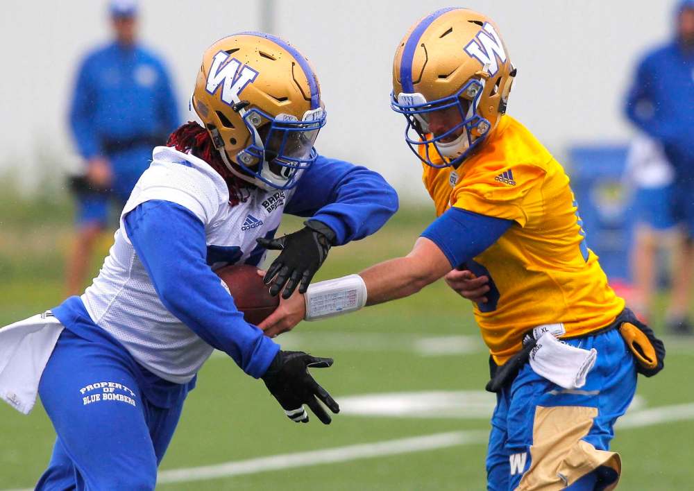 BORIS MINKEVICH / WINNIPEG FREE PRESS
Timothy Flanders (left) was inserted into the Week 7 lineup to provide an extra offensive punch, carrying the ball three times for 40 yards in a victory over the Ottawa Redbacks.