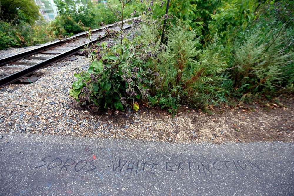 WAYNE GLOWACKI / WINNIPEG FREE PRESS
Graffiti mars the Omand’s Creek Greenway at the foot of the bridge over the Assiniboine River.