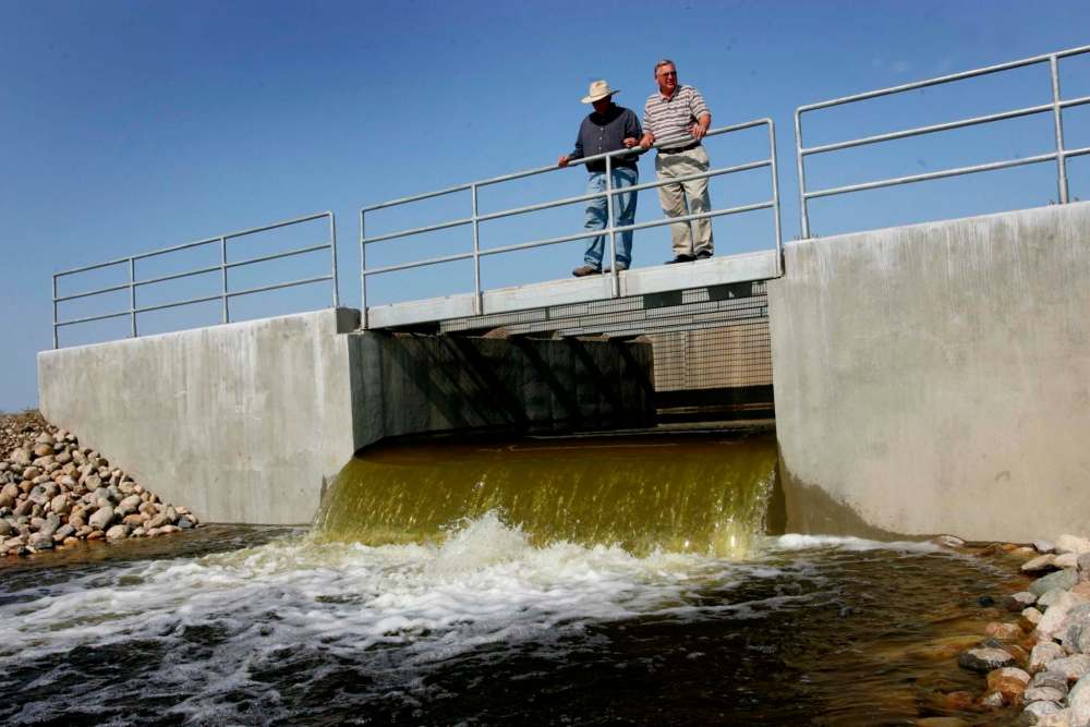 WAYNE GLOWACKI / WINNIPEG FREE PRESS FILES
Devils Lake water flows through a gravel filter and down a canal to eventually end up in the Red River basin. Manitoba NDP are concerned future North Dakota-based water diversion projects may damage Manitoban waters.