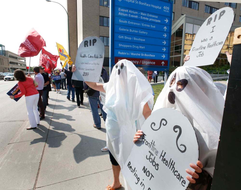 WAYNE GLOWACKI / WINNIPEG FREE PRESS
In centre, Health care aide Debbie Knysh with her family also dressed as ghosts attended the noon hour rally and information picket at St. Boniface Hospital to stand up to provincial cuts to health care.