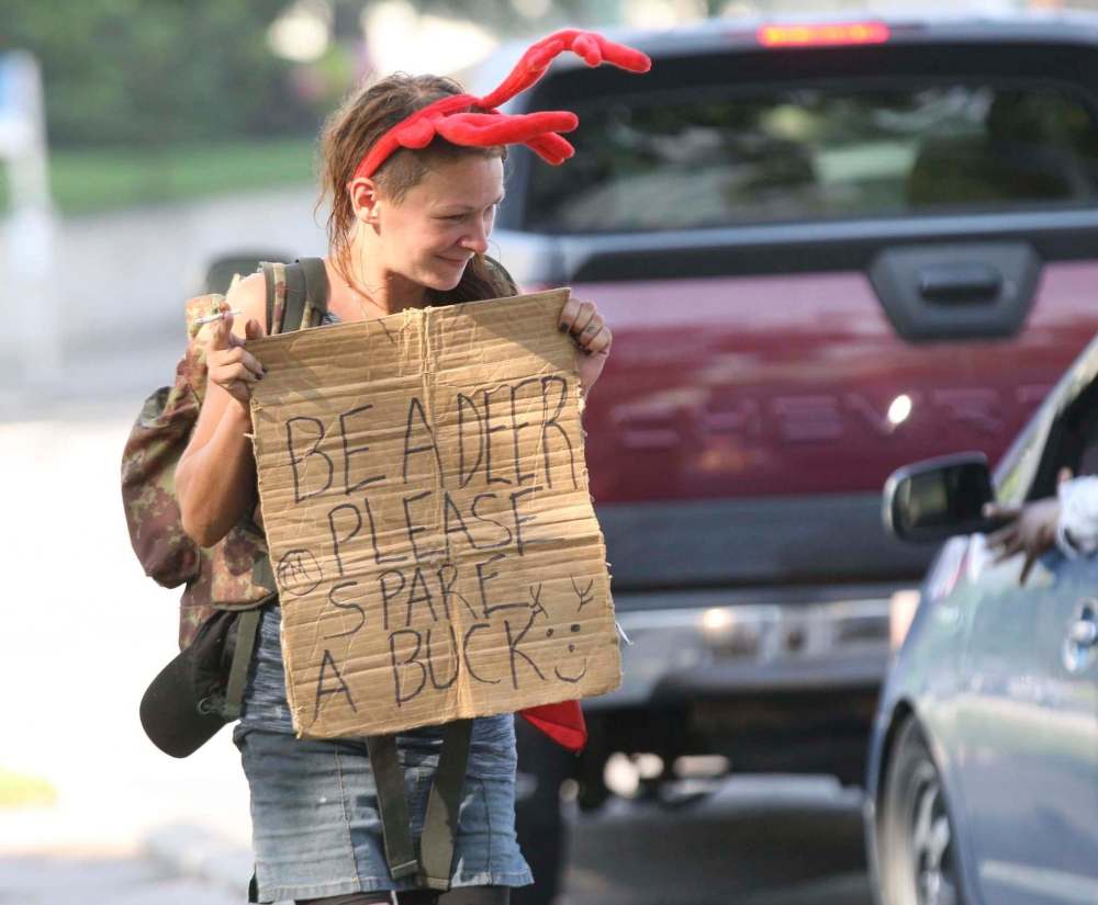 JOE BRYKSA / WINNIPEG FREE PRESS FILES
A panhandler uses some creative techniques at Osborne Street and Broadway Boulevard in 2013.