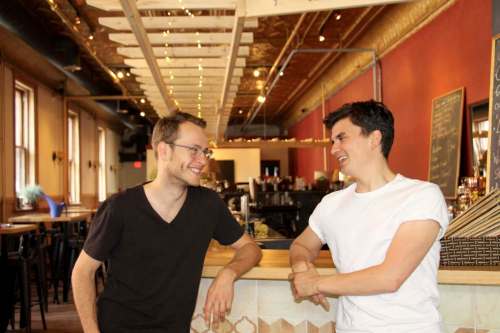 À 25 et 28 ans, Grégoire Stevenard (à gauche) et Gaël Winandy se lancent à la conquête de la bistronomie winnipégoise avec leur concept de bar à tapas authentique.
‘J’avais envie d’une expérience internationale, et je m’étais fait des amis ici. Je savais que c’était une ville pleine d’opportunités,’ précise Gaël.