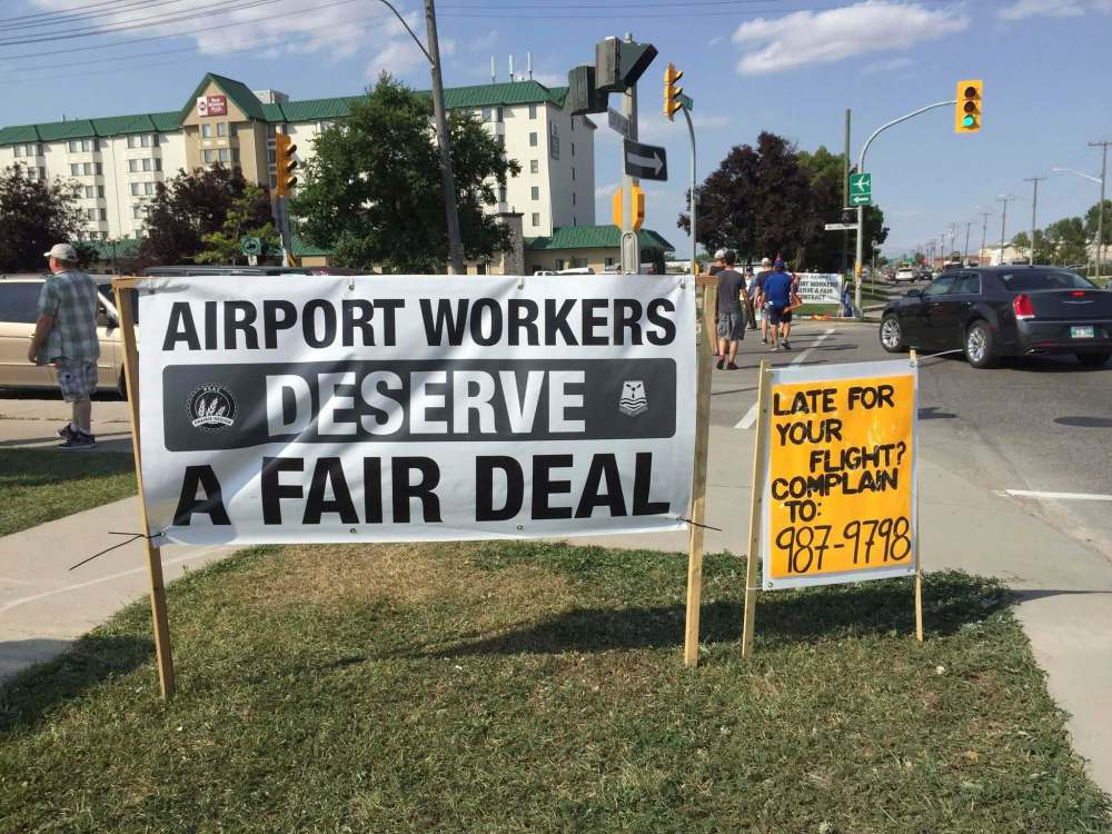 BEN WALDMAN / WINNIPEG FREE PRESS
Striking union workers marching at the intersection of Wellington Avenue and Century Street Tuesday afternoon.