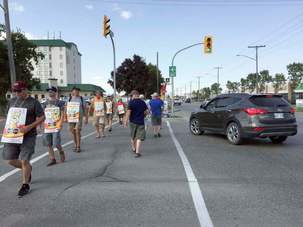 BEN WALDMAN / WINNIPEG FREE PRESS
Striking union workers crowd the crosswalk at the intersection of Wellington Avenue and Century Street Tuesday afternoon.