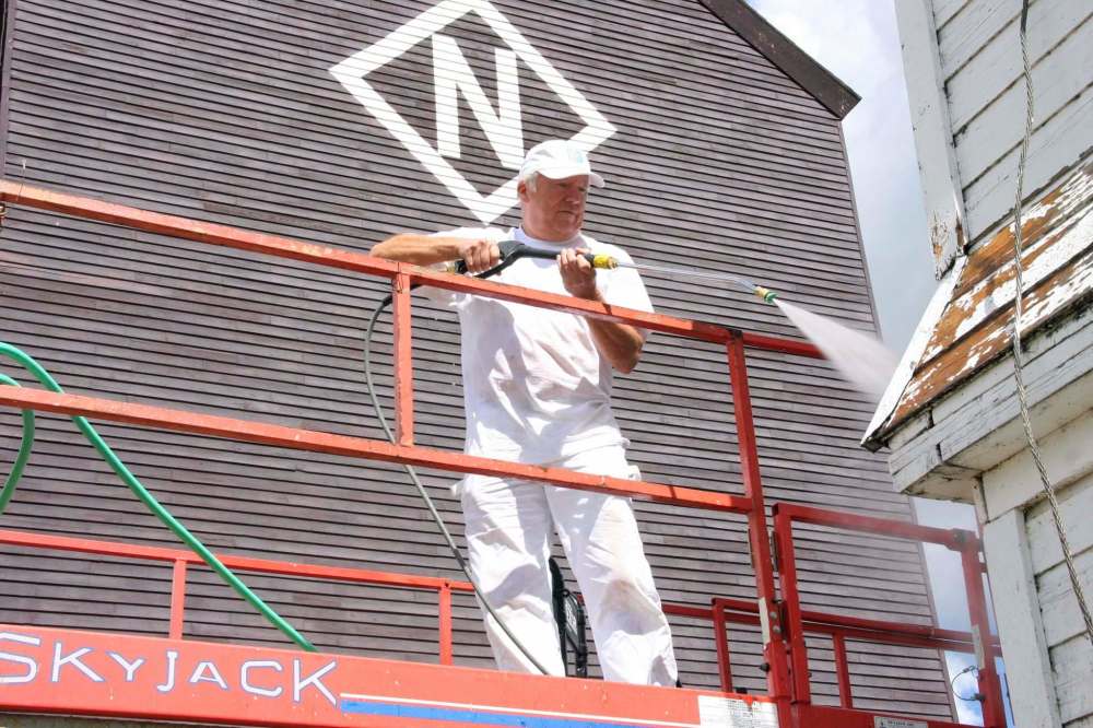 Ian Froese / Brandon Sun
Ron Muir grew up in Deloraine and came down from Edmonton to join the crew.