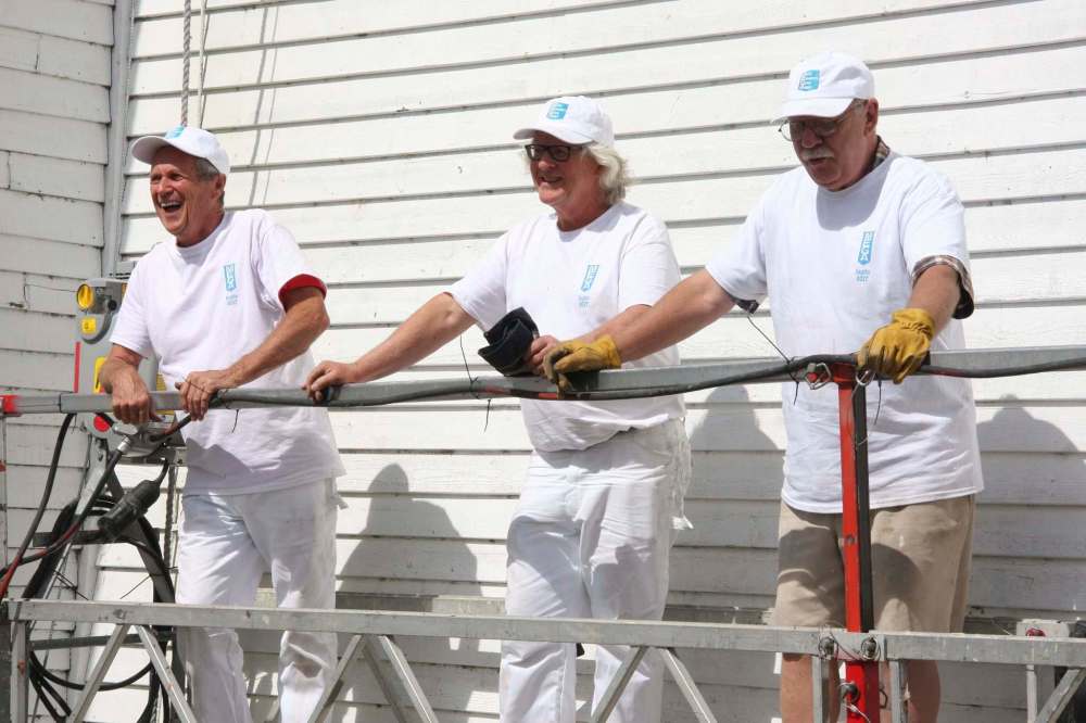 Ian Froese / Brandon Sun
Stu Breckon, Bob Breckon and Del Stadnyk are part of the painting crew who gave a fresh coat of paint to the old United Grain Growers elevator in Inglis.