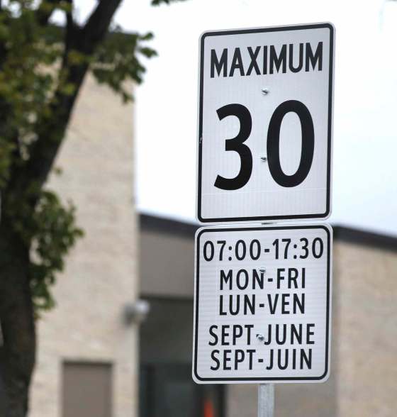 Ruth Bonneville / Winnipeg Free Press FilesSchool zone traffic signs on Lakewood Blvd.
