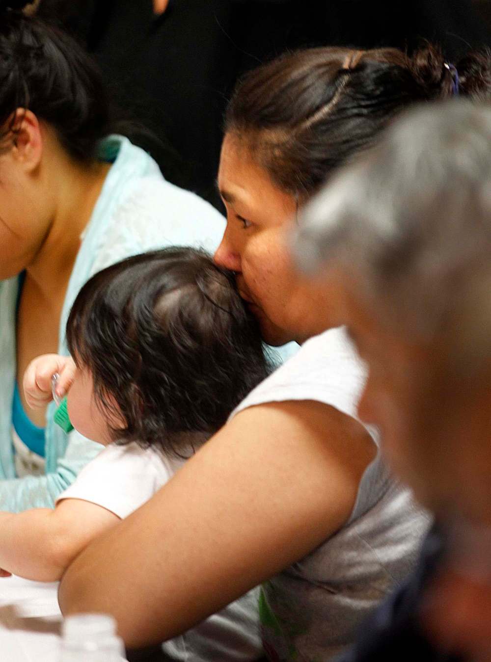 PHIL HOSSACK / WINNIPEG FREE PRESS
A young woman and her infant child from Garden Hill, Manitoba wait in line at a Red Cross reception area for refugees fleeing northern forest fires in Manitoba, Wednesday.