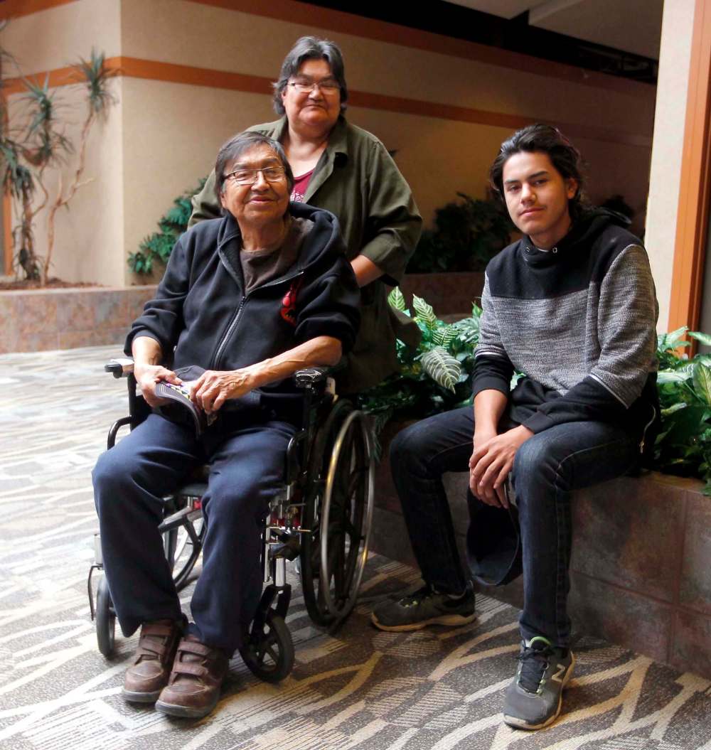 BORIS MINKEVICH / WINNIPEG FREE PRESS
From left, Victor and Emma Harper with their son Harris at Canad Inns Polo Park.
