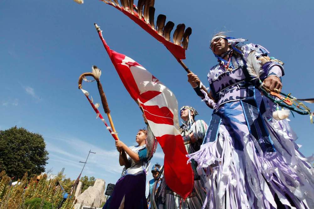 JOHN WOODS / WINNIPEG FREE PRESS
People participate in a powwow at the Concert of Hope for Northern Fire Evacuees at Odena Circle on Monday.
