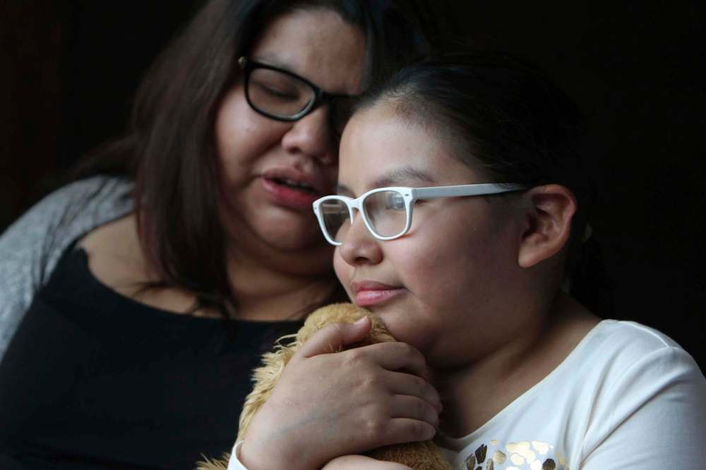 RUTH BONNEVILLE / WINNIPEG FREE PRESS
Kiearra Wood, 10, with her mom Maralee Wood in Winnipeg, clutches her stuffed animal that she brought from her home in Wasagamack after fleeing the community last week.
