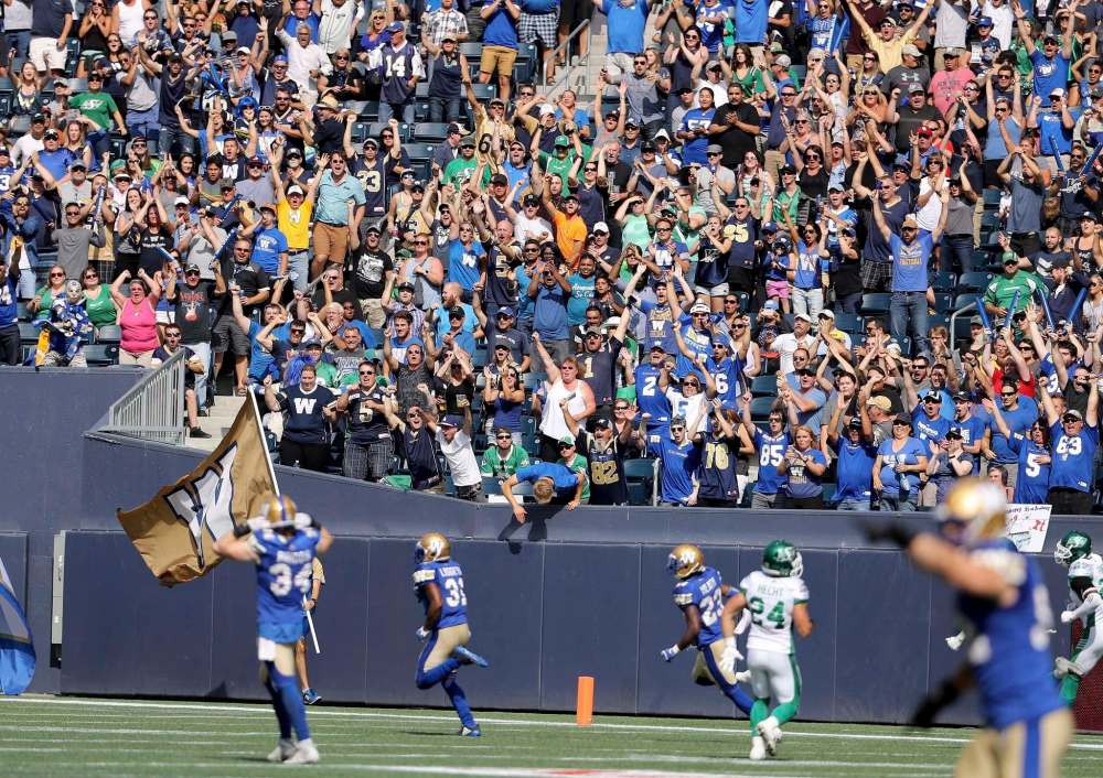 TREVOR HAGAN / THE CANADIAN PRESS
Fans cheer as Winnipeg Blue Bombers' Moe Leggett (31) returns a punt for a touchdown against the Saskatchewan Roughriders' in Winnipeg, Saturday, September 9, 2017.