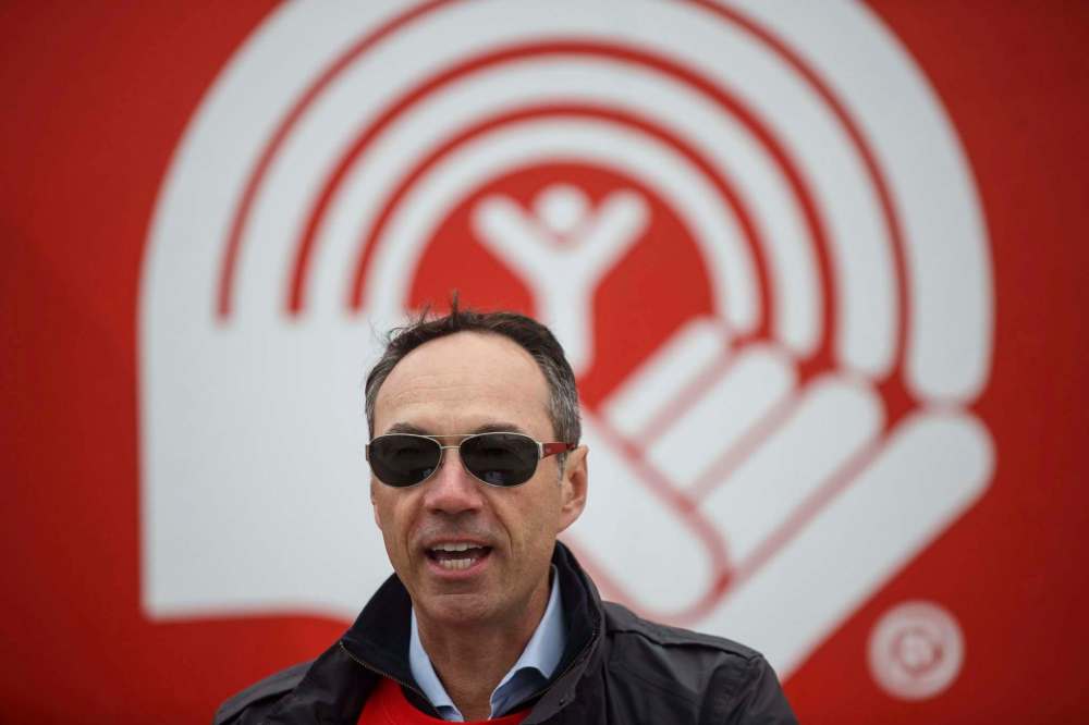 MIKE DEAL / WINNIPEG FREE PRESS
This year’s United Way fundraising Campaign Chair Colin Ryan, a Senior Vice President with BMO Nesbitt Burns, speaks before the 14th annual Plane Pull.