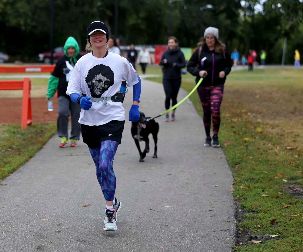 TREVOR HAGAN / WINNIPEG FREE PRESS
Terry Fox Run participants in Assiniboine Park Sunday.