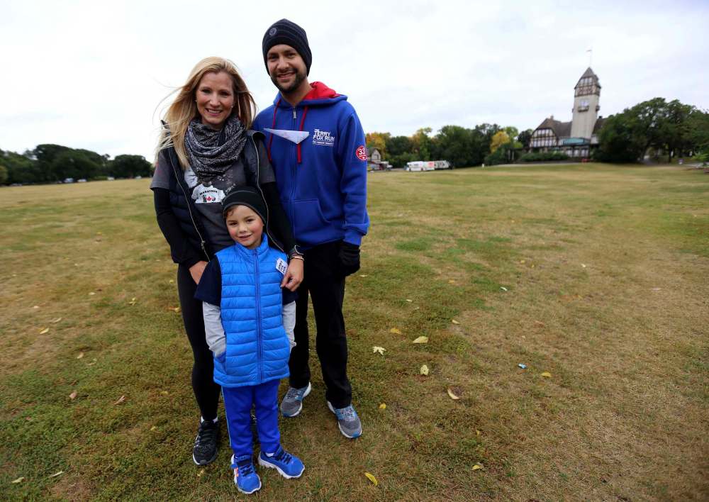 TREVOR HAGAN / WINNIPEG FREE PRESS
Pam and Juan Saldivar, with their son, Mateo, 6, after completing the Terry Fox Run Sunday.