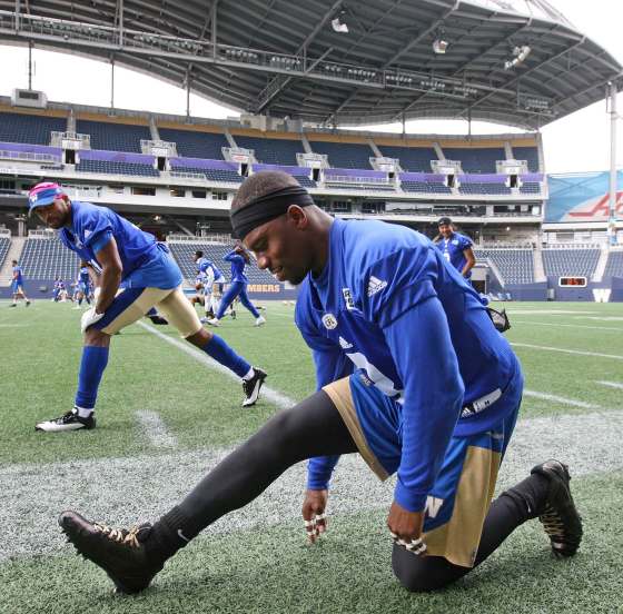 In this image from 2016, Winnipeg Blue Bombers Chris Randle (front) and Maurice Leggett bend their knees in practice, not in protest. But both players say they support the protests by their NFL colleagues. (Joe Bryksa / Winniepg Free Press files)