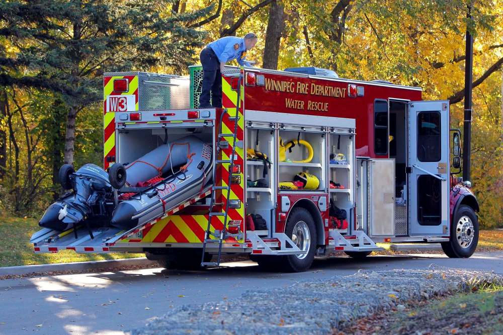 BORIS MINKEVICH / WINNIPEG FREE PRESS
The Winnipeg Fire Paramedic Service water rescue team gets ready to launch a boat from one of their new water rescue trucks at St. Vital Park.