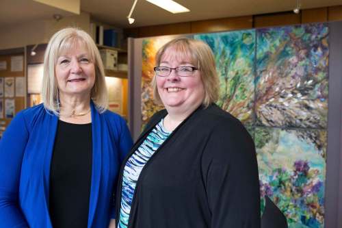 JEN DOERKSEN / WINNIPEG FREE PRESS
Kathryn Hatcher (left) and Lori Santoro are part of a peer-to-peer breast cancer support service that brings former patients and newly diagnosed patients together.