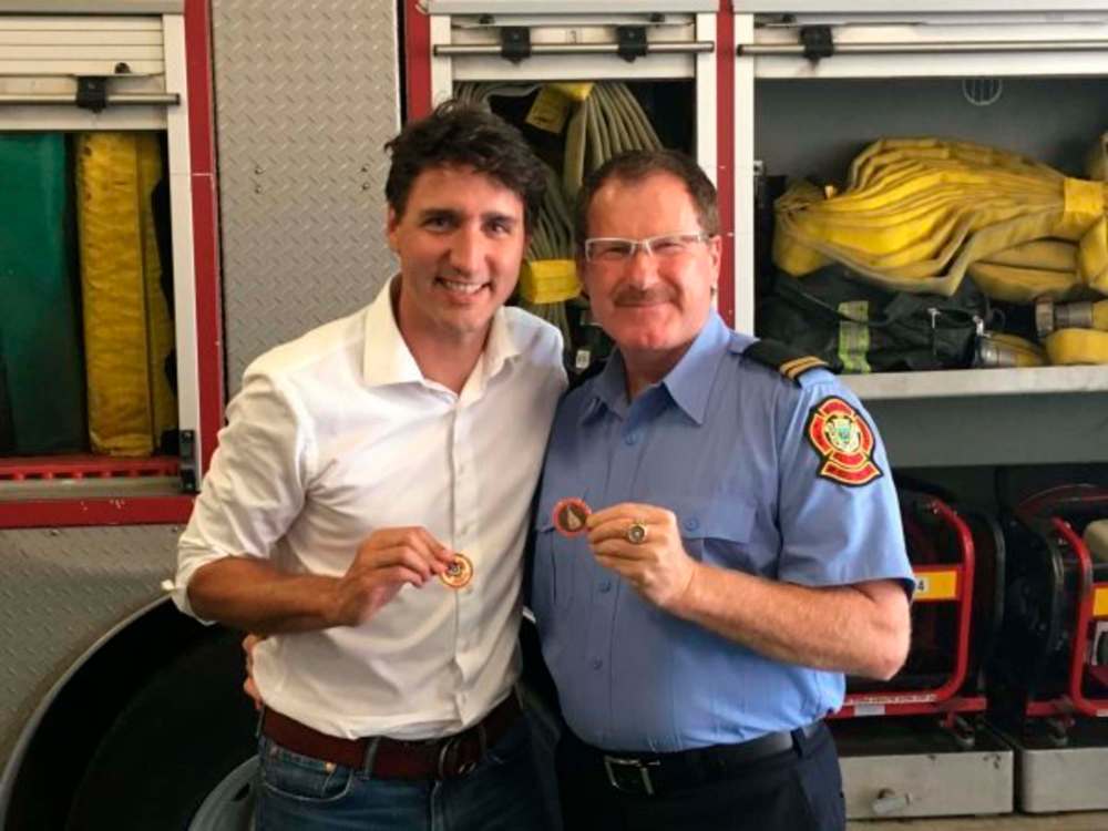 Prime Minister Justin Trudeau (left) with United Fire Fighters of Winnipeg president Alex Forrest. (Photo: uffw.ca)
