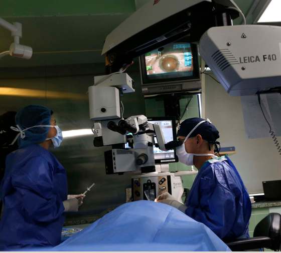 WAYNE GLOWACKI / WINNIPEG FREE PRESSAt right, Dr. Stephen Brodovsky performs the no-sedation cataract surgery for patient Grant Kolodieat the Misericordia Health Centre Tuesday.