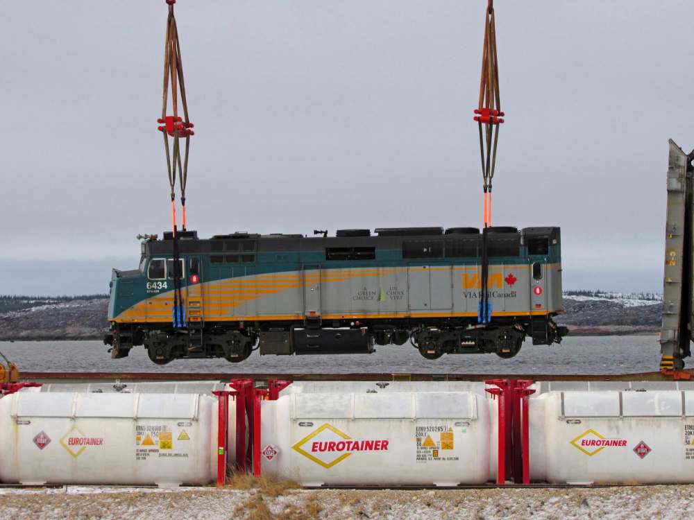 Katie de Muelles / Winnipeg Free Press
The first Via Rail cars are loaded onto transport to be taken away from Churchill Tuesday morning.