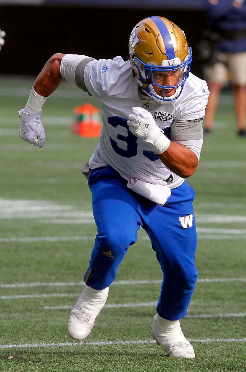 BORIS MINKEVICH / WINNIPEG FREE PRESS
Running back Andrew Harris takes off during Winnipeg Blue Bombers practice Thursday. Harris remains on pace to become the first CFL player to rush and receive for 1,000 yards.