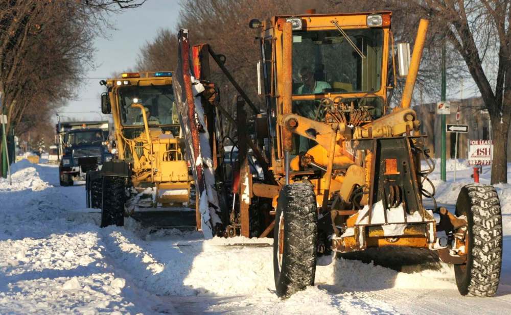 WAYNE GLOWACKI / WINNIPEG FREE PRESS FILES
The city’s acting director of public works is expected to file a report about snow-clearing ideas, but it could take until 2019 for any recommendations to be implemented, because it’ll come too late to factor into 2018 budget talks