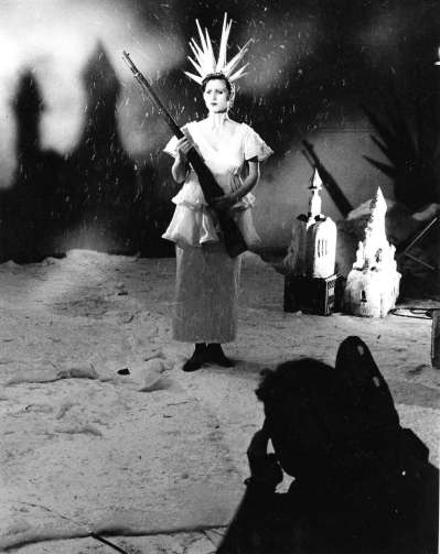 Randall King / winnipeg free press files
Winnipeg&rsquo;s Guy Maddin (silhouette, foreground) directs Archangel in 1989.