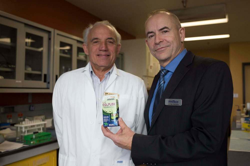 JEN DOERKSEN/WINNIPEG FREE PRESS
Dr. Peter Jones (left), shown with Innotech Nutrition CEO Wayne Friesen, studied the company’s Colflex throat spray.